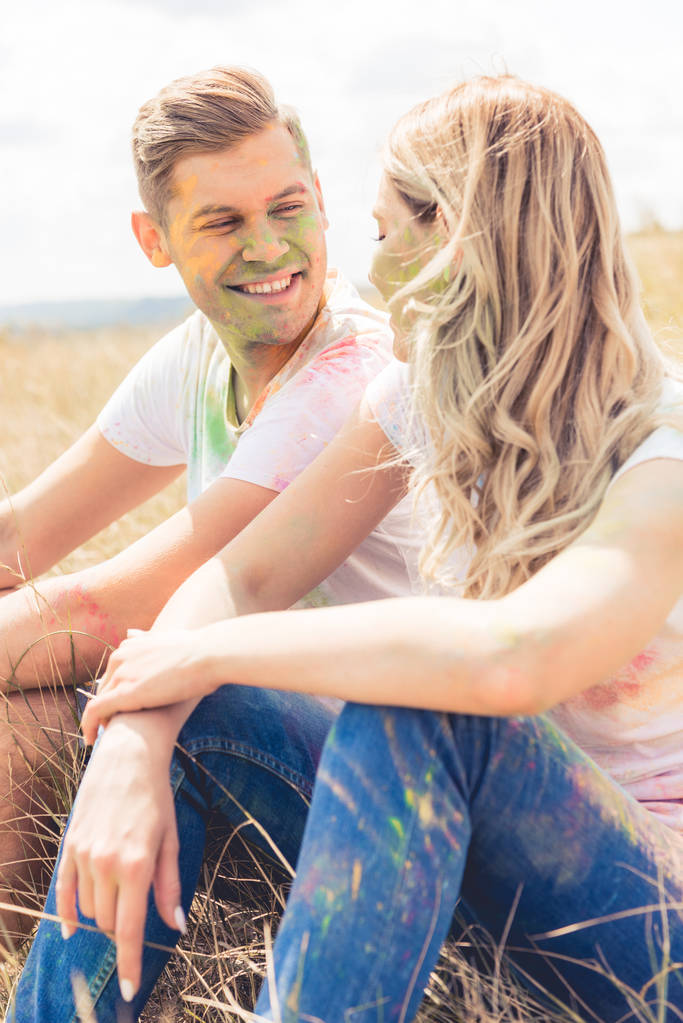 blonde vrouw en knappe man glimlachend en kijkend naar elkaar  - Foto, afbeelding