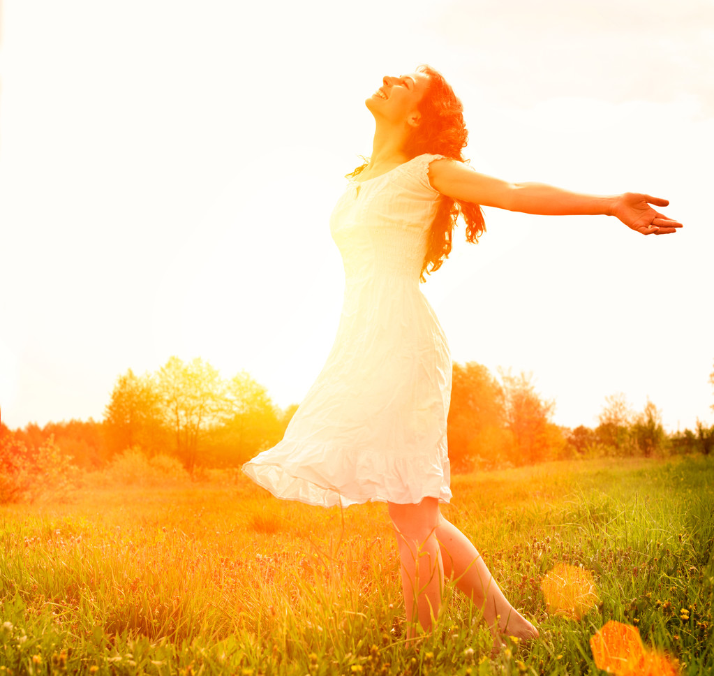Наслаждайтесь. Свободная счастливая женщина наслаждается природой. Девочка под открытым небом
 - Фото, изображение
