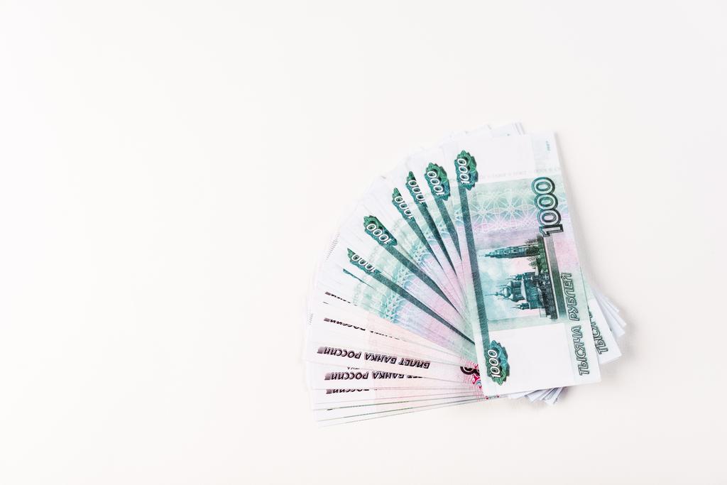 Вид сверху на деньги, изолированные на белом
  - Фото, изображение