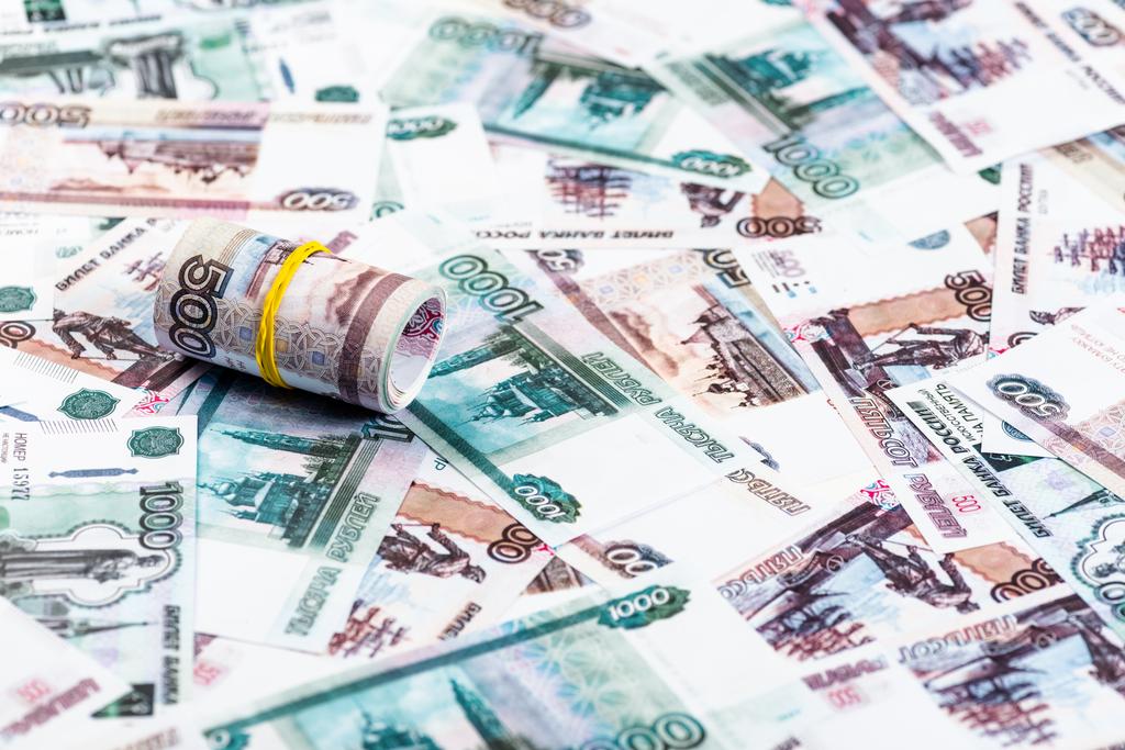 Rus banknotları üzerinde nakit rulo seçici odak  - Fotoğraf, Görsel