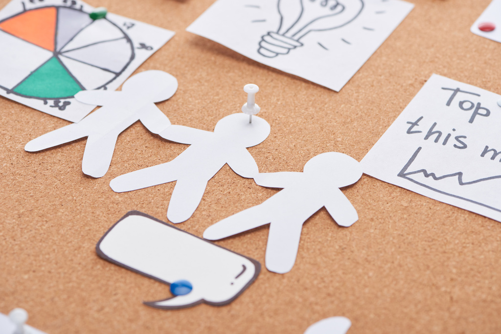 pinned kağıt sanat insanlar, boş mesaj kartı ile mantar ofis panosu - Fotoğraf, Görsel
