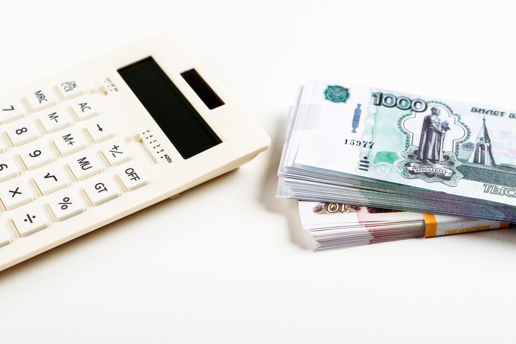 moderní kalkulačka s tlačítky v blízkosti ruských peněz na bílém   - Fotografie, Obrázek