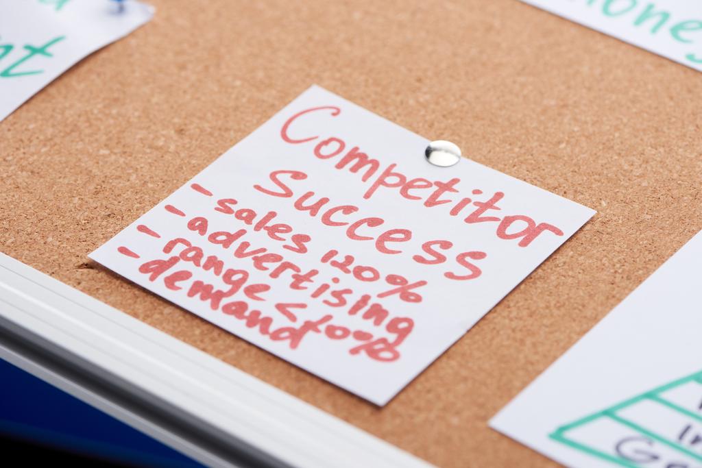 паперова картка з успіхом конкурента напис, закріплений на пробковій дошці офісу
 - Фото, зображення