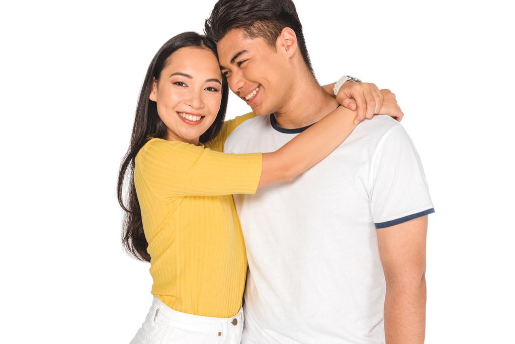 attraktive asiatische Mädchen umarmen schönen Freund isoliert auf weiß - Foto, Bild