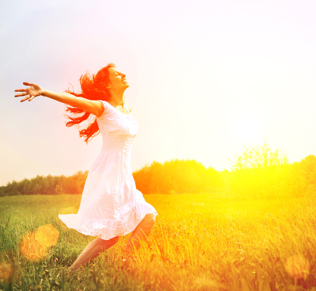 Наслаждайтесь. Свободная счастливая женщина наслаждается природой. Девочка под открытым небом
 - Фото, изображение