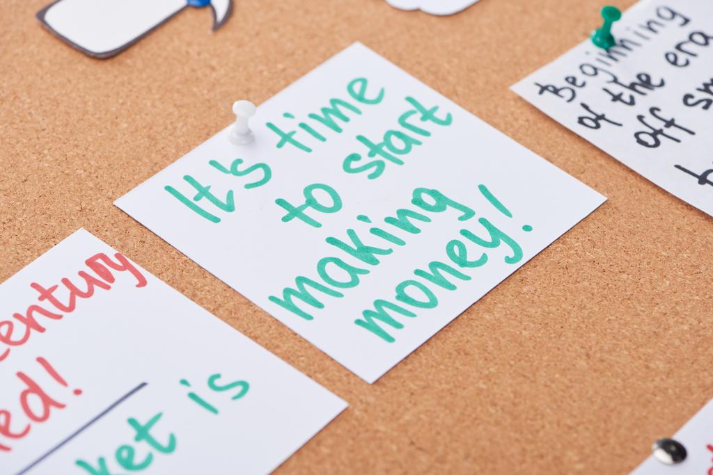Papierkarte mit Motivationsnachricht zur Arbeit auf Bürokarton aus Kork geheftet - Foto, Bild