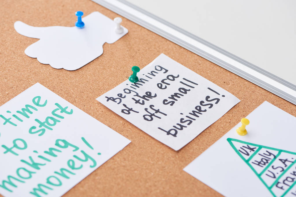κάρτες με σημειώσεις εργασίας και σαν πινακίδα καρφιτσωμένη στην σανίδα του φελλού - Φωτογραφία, εικόνα