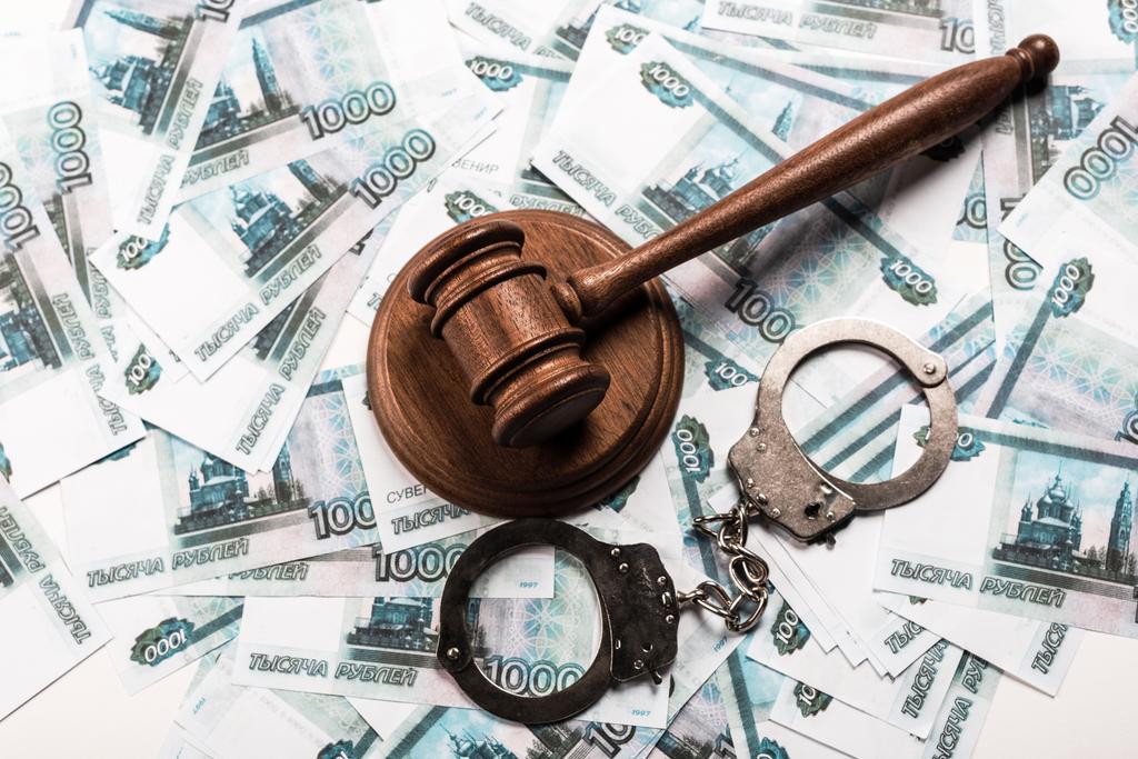 вид з дерев'яного Гавеля біля наручників на російські гроші  - Фото, зображення