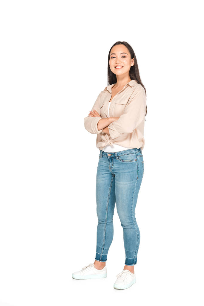 přitažlivá asijská žena pózická na bílém pozadí s překřížené náručí - Fotografie, Obrázek