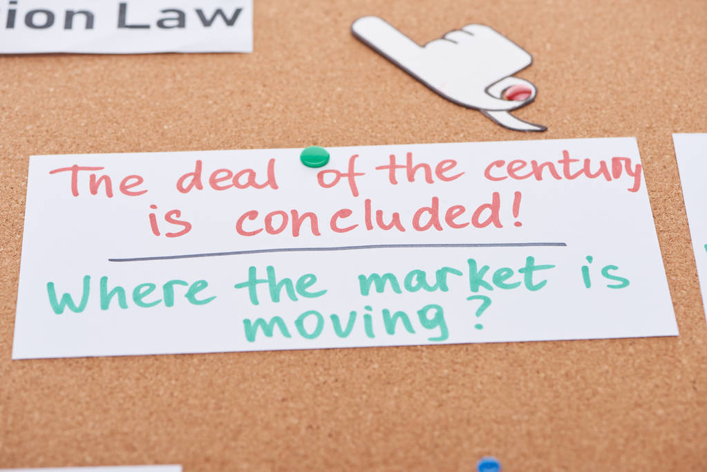 papieren kaart met werk notities en papier ambachtelijke hand wijzen met vinger vastgemaakt op Cork Office Board - Foto, afbeelding
