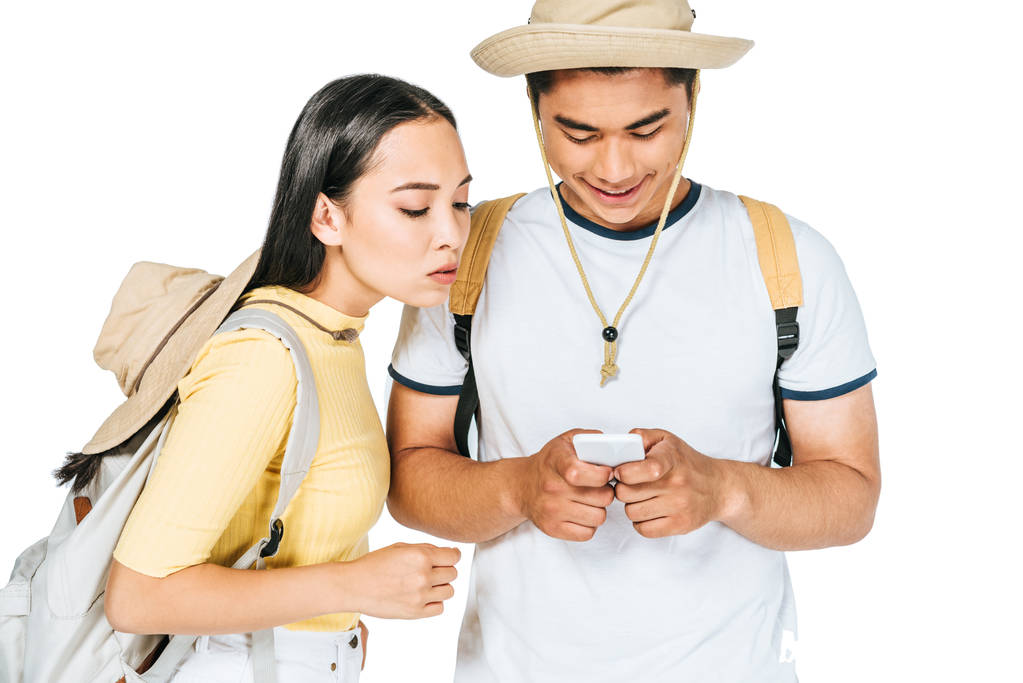 joven asiático hombre usando smartphone cerca bastante novia aislado en blanco
 - Foto, Imagen