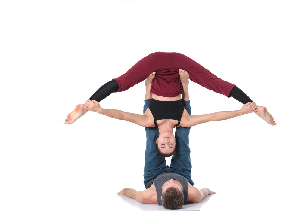Jovem casal atlético praticando acroioga. Balanceamento em par
. - Foto, Imagem