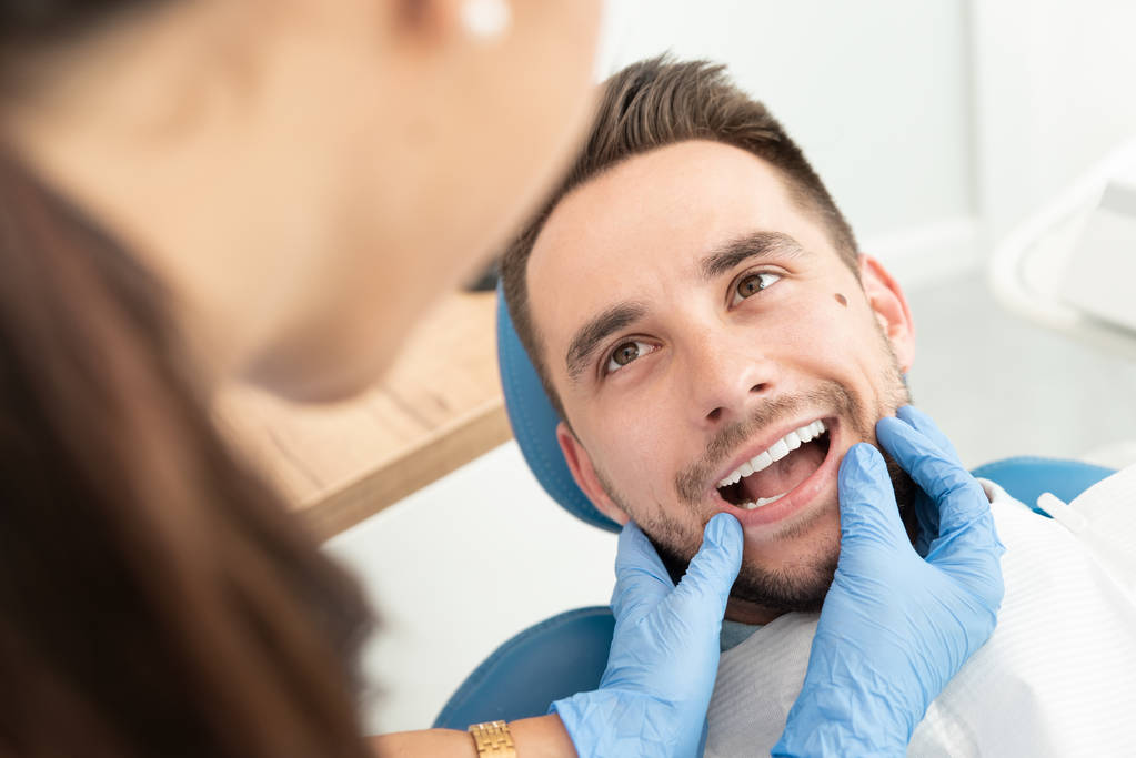 Człowiek mający wizytę u dentysty - Zdjęcie, obraz