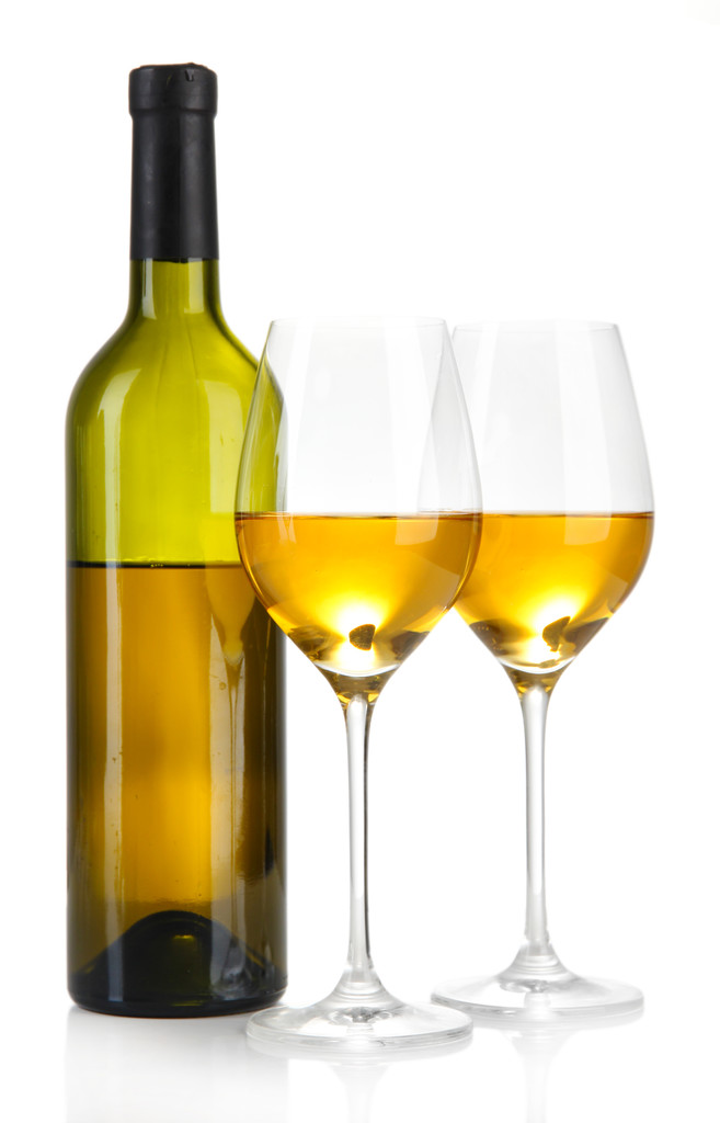 şarap şişesi ve kadehlerin üzerinde beyaz izole beyaz şarap ile - Fotoğraf, Görsel