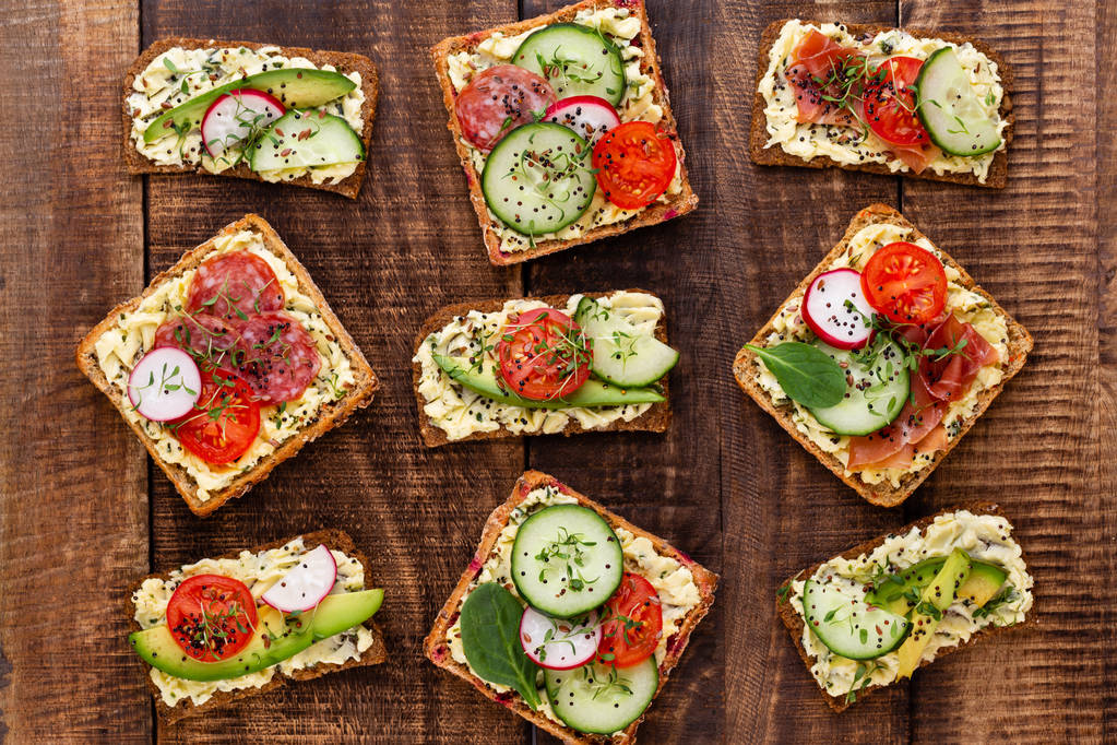Сэндвичи со сливочным сыром, овощами и салями
. - Фото, изображение