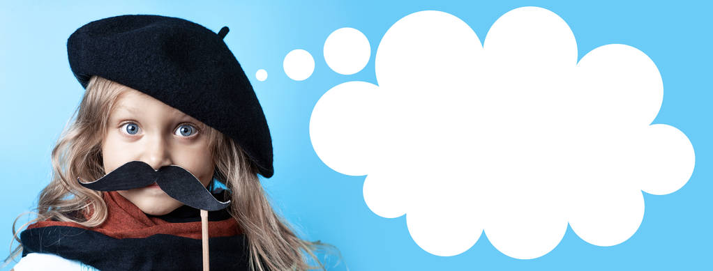 lustiges Mädchen mit schwarzer Baskenmütze, Schal und Schnurrbart auf einem Stock auf blauem Hintergrund - Foto, Bild