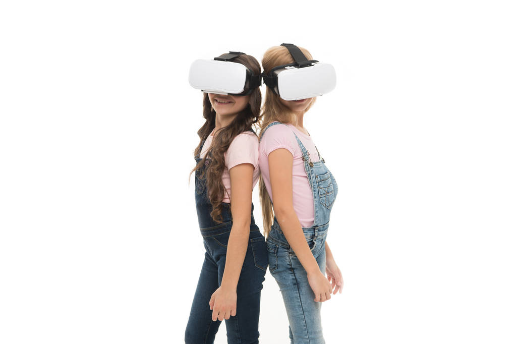 Користуючись цією новою технологією. Привабливі маленькі діти використовують технологію VR для навчання та гри. Малі діти мають інноваційні технології. Технологія там, копіювання простору - Фото, зображення