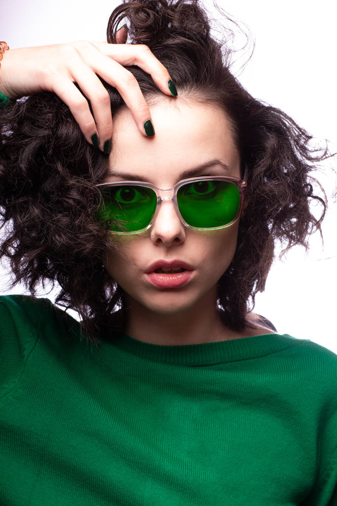 yeşil gözlük ve yeşil kazak güzel kız - Fotoğraf, Görsel