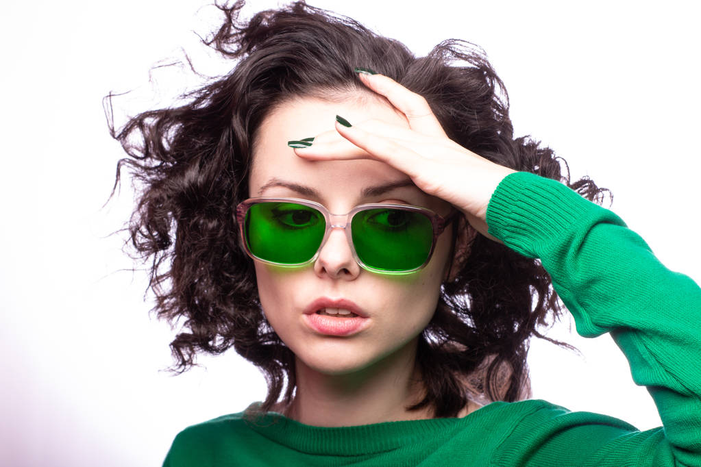 mooi meisje in groene bril en groene trui - Foto, afbeelding