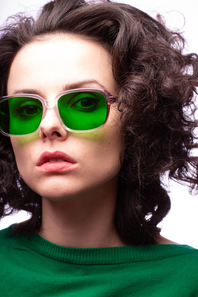 hermosa chica en gafas verdes y suéter verde
 - Foto, Imagen