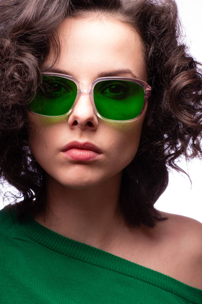 menina bonita em óculos verdes e suéter verde
 - Foto, Imagem