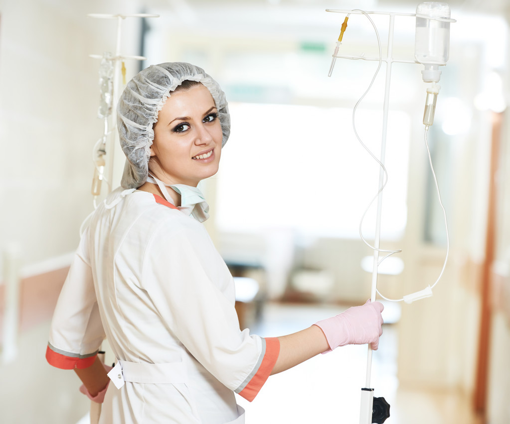 młody medyk pielęgniarka z zakraplaczem, w szpitalu - Zdjęcie, obraz