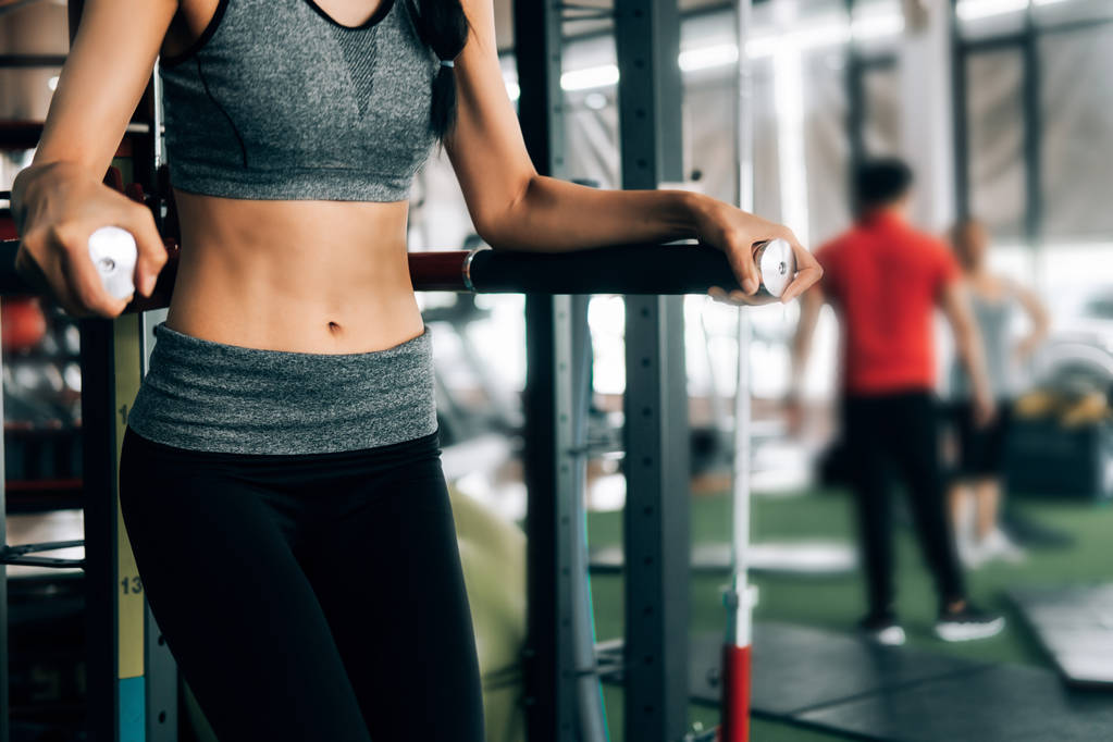 sportovní žena v klubu fitness tělocvična cvičení pro tělo s exe - Fotografie, Obrázek