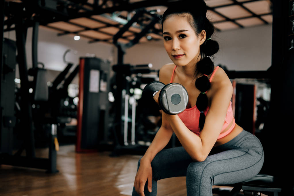 mulher esporte no clube fitness ginásio fazendo exercício para os braços com dum
 - Foto, Imagem