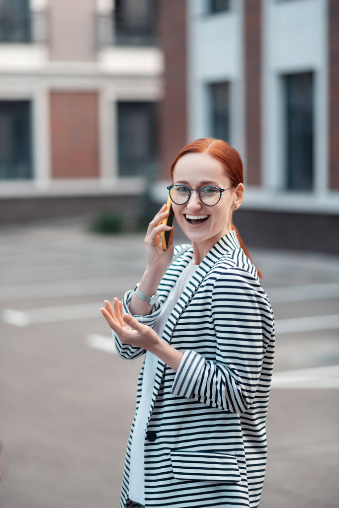 Söpö punatukkainen nuori nainen raidallinen takki
 - Valokuva, kuva