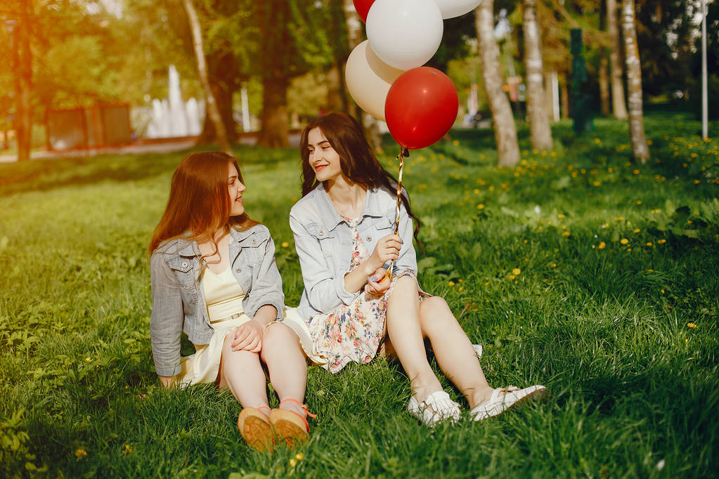 дівчата з балонів
 - Фото, зображення