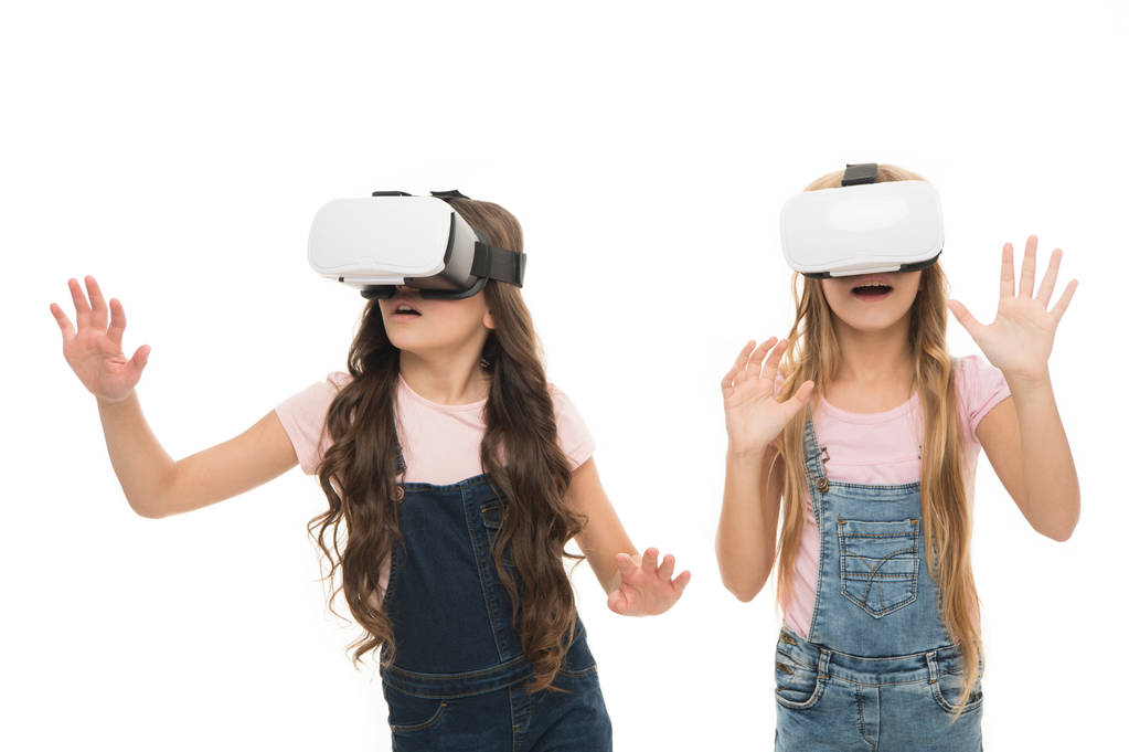 Augmented Reality technologie. Virtual Reality is spannend. Meisjes kleine kinderen dragen VR bril witte achtergrond. Virtueel onderwijsconcept. Moderne leven. Interactie in virtuele ruimte. Cyber Gaming - Foto, afbeelding