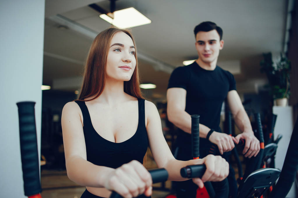 Couple sportif dans une salle de gym du matin
 - Photo, image