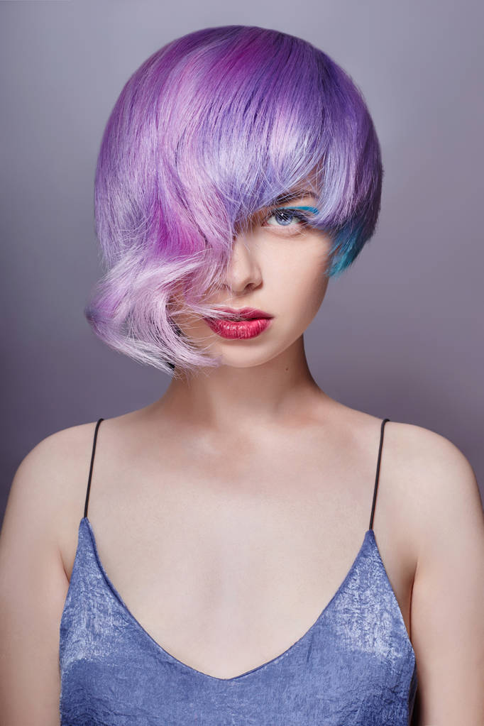 Portrét ženy s jasně barevnými letími vlasy, všechny odstíny  - Fotografie, Obrázek
