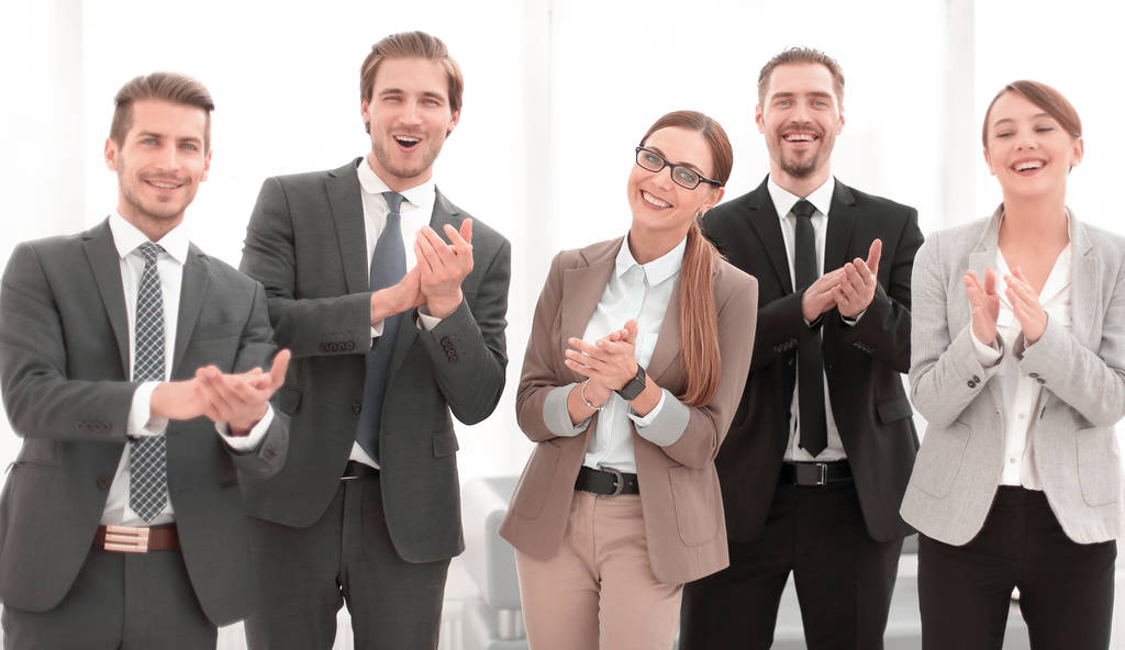 улыбающаяся бизнес-команда аплодирует своему успеху
 - Фото, изображение