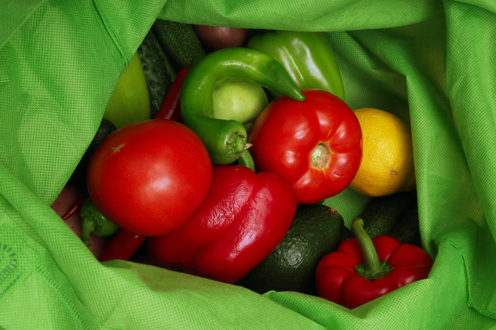Bolsa de compras con verduras
 - Foto, Imagen