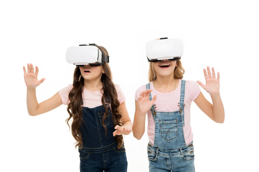 Virtuaalitodellisuus voit matkustaa poistumatta huoneesta. Pienet lapset käyttävät virtuaalitodellisuuslaitteita. Pikkutytöt käyttävät virtuaalitodellisuuskuulokkeita. Virtuaalitodellisuuden simulointi
 - Valokuva, kuva