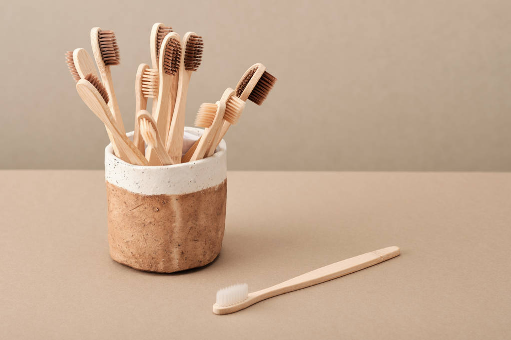 Cepillo de dientes Eco de madera en taza de cerámica marrón
 - Foto, imagen