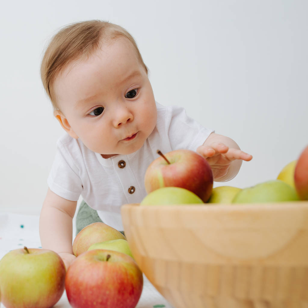 Elma ile bir erkek bebek portresi - Fotoğraf, Görsel