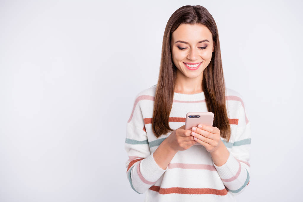 Фото красивої леді з телефоном в руках носити смугастий пухнастий пухнастий пуловер ізольований білий фон
 - Фото, зображення