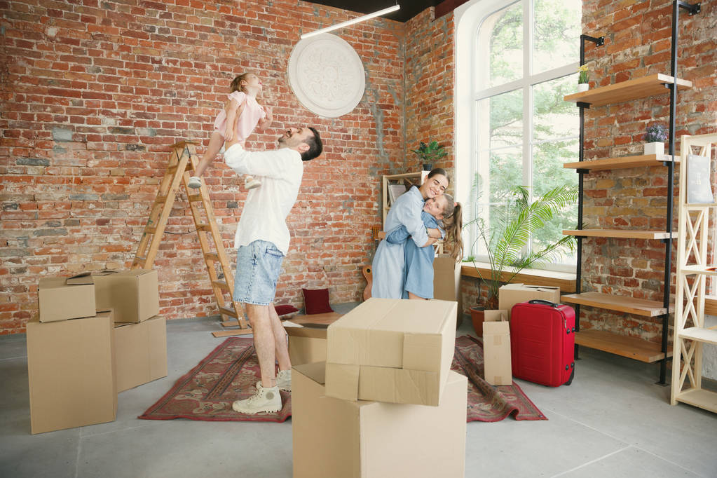 Volwassen familie verhuisd naar een nieuw huis of appartement - Foto, afbeelding