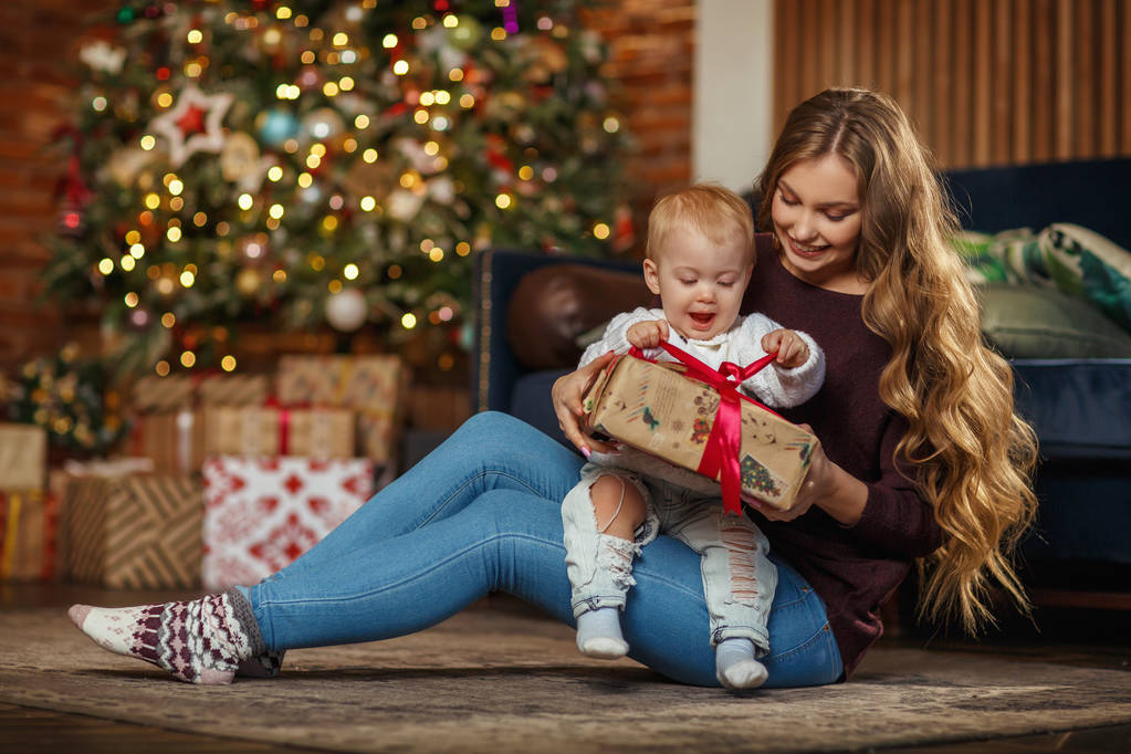 Kaunis äiti vauvansa kanssa, joulu loma
 - Valokuva, kuva
