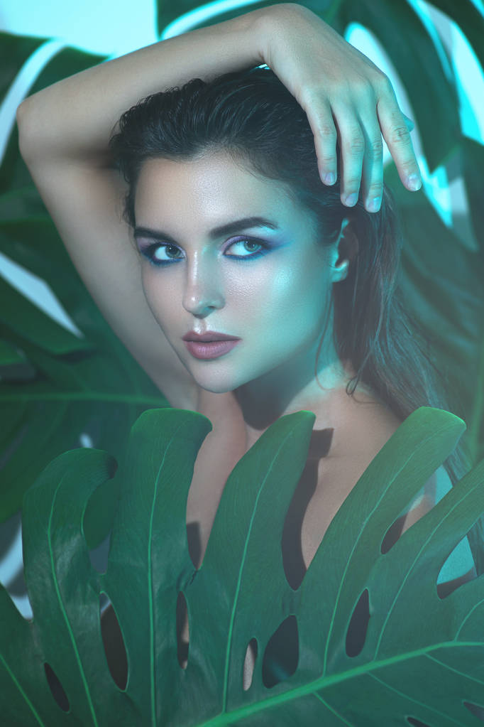 junge und schöne Frau mit perfekter glatter Haut in tropischen l - Foto, Bild