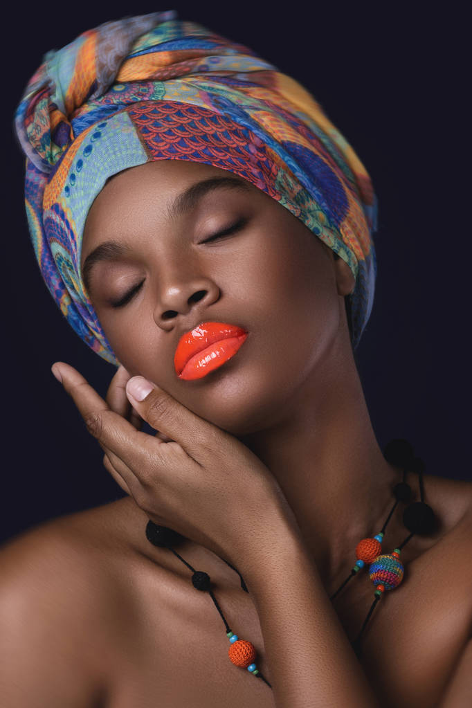 Mujer africana con un chal colorido en la cabeza
 - Foto, imagen