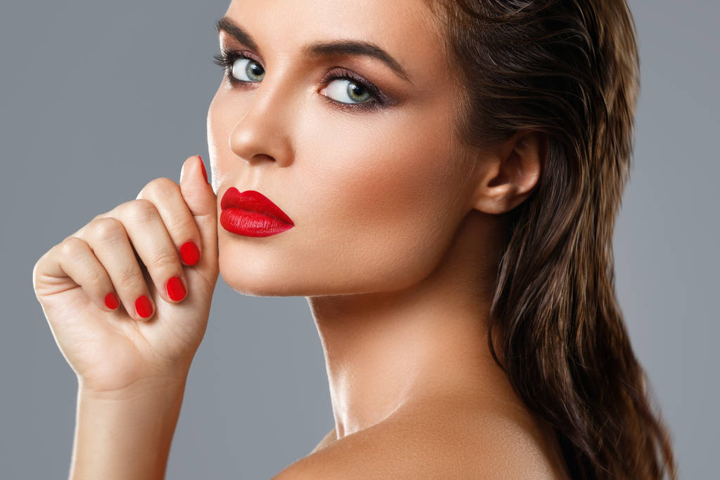 Portret pięknej młodej kobiety z czerwoną szminką i paznokci p - Zdjęcie, obraz