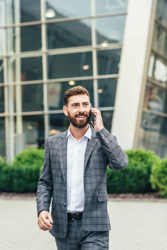 Schöner Mann im Anzug mit Smartphone - Foto, Bild