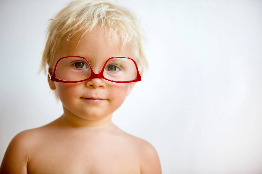 Słodki chłopiec maluch z czerwonymi okularami na białym tle, Makin - Zdjęcie, obraz
