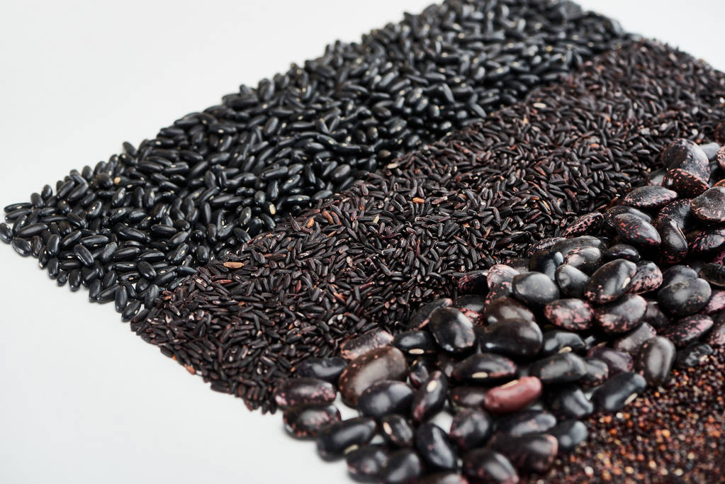 variedad de frijoles negros, quinua y arroz aislados en blanco
 - Foto, Imagen