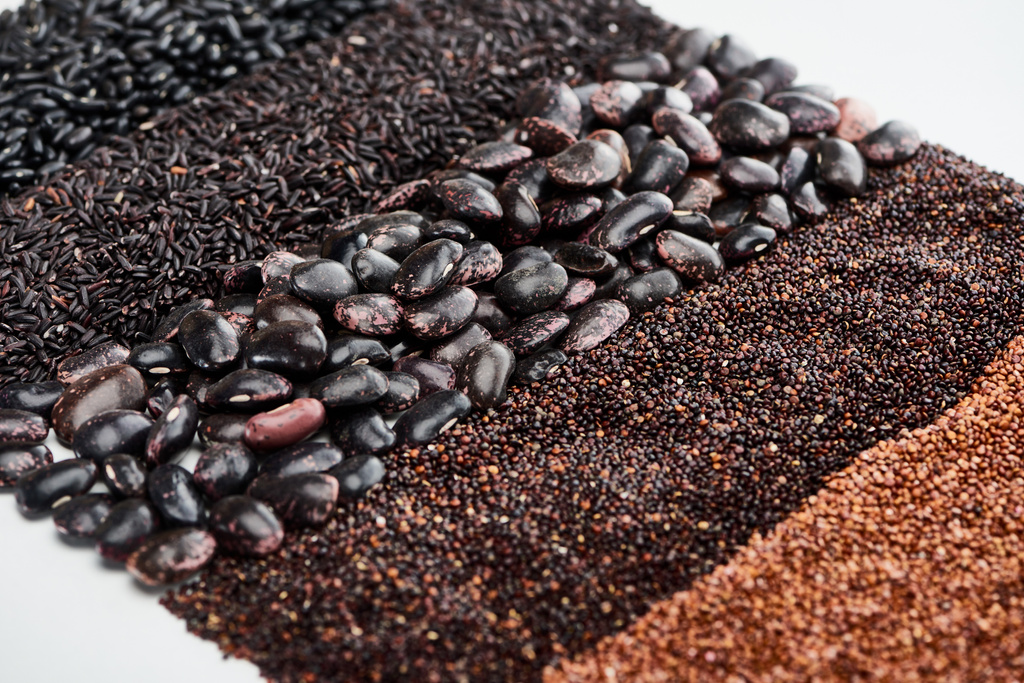 rohe schwarze Bohnen, Wildreis, Quinoa und gerösteter Buchweizen isoliert auf weiß - Foto, Bild