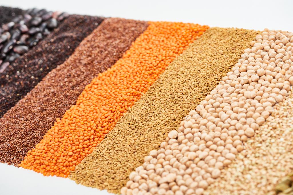 siyah Quinoa, karabuğday, mercimek, nohut ve fasulye beyaz izole - Fotoğraf, Görsel