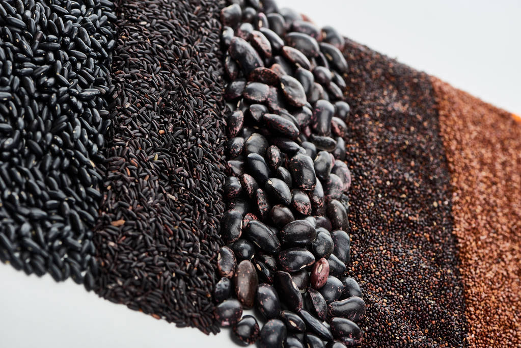 surowe czarne Quinoa, fasola, dziki ryż i gryka na białym tle - Zdjęcie, obraz